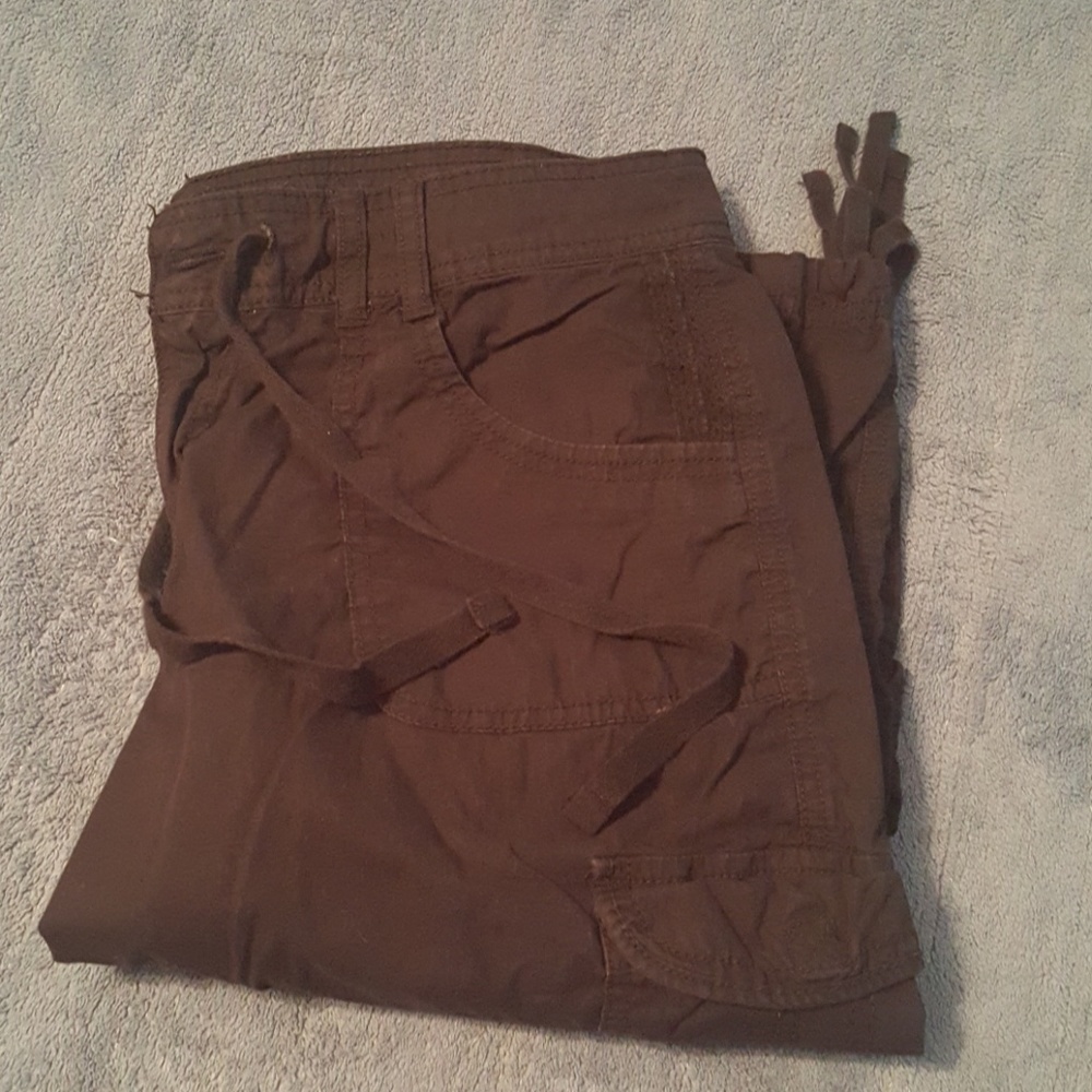 Black cargo capris